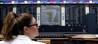 Panel informativo que muestra el principal selectivo de la Bolsa espa&ntilde;ola, el IBEX 35, durante el pasado viernes.