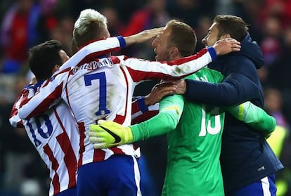 Oblak celebra con sus compañeros el pase a cuartos