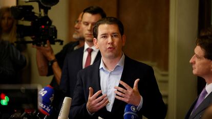 El excanciller austriaco Sebastian Kurz, a la salida del tribunal que le ha condenado por falso testimonio, este viernes en Viena.