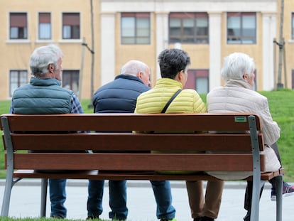 Varias personas en un banco de Getxo (Bizkaia), el 19 de marzo.