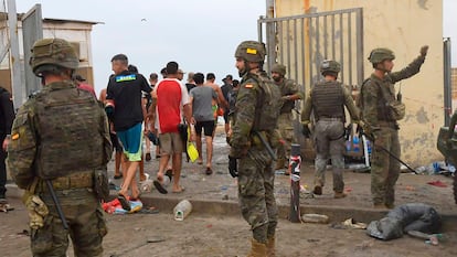 Miles de personas regresan a Marruecos tras cruzar la frontera con Ceuta