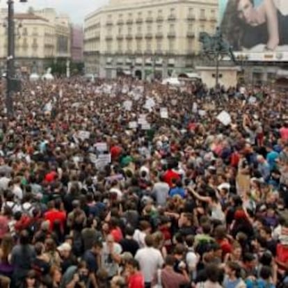 Vista general de la concentración a la que asisten gran número de jóvenes que reclaman una cambio en la política y en la sociedad, esta tarde en la Puerta del Sol de Madrid.