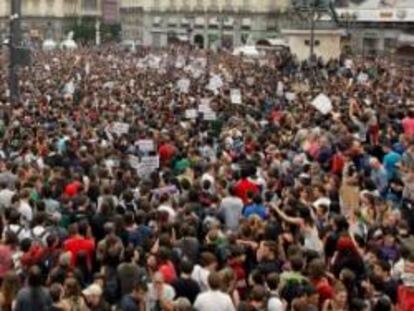 Vista general de la concentración a la que asisten gran número de jóvenes que reclaman una cambio en la política y en la sociedad, esta tarde en la Puerta del Sol de Madrid.