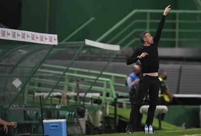 El entrenador de la selección española, Luis Enrique, da instrucciones durante los primeros minutos del encuentro.  
