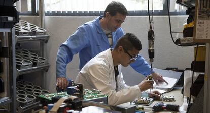 Un joven haciendo las pr&aacute;cticas de Formaci&oacute;n Profesional en una empresa de Getafe.  
 