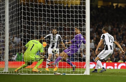 Buffon ante Cristiano Ronaldo durante la final de Champions celebrada en Gales el 3 de junio de 2017.