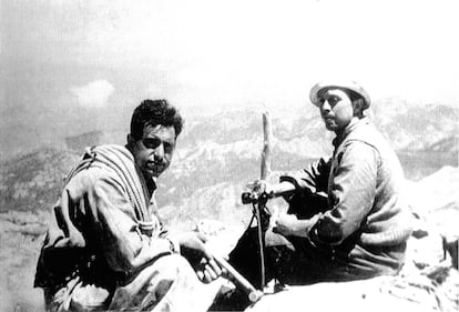 Enrique Herreros (d) y Silvino Ronda sentados en la cumbre del Naranjo de Bulnes el 13 de julio de 1936. Sobre este 'picu', Herreros escriba: "El Naranjo de Bulnes, en los Picos de Europa, es la cima que ms literatura tiene de la historia del monta?ismo espa?ol, y que ms atraccin ejerce sobre cualquier monta?ero, apenas iniciado".