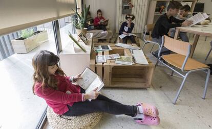 Alumnes a l'escola dels Encants de Barcelona, un centre paradigmàtic en renovació pedagògica.