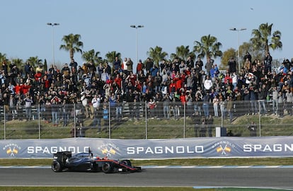 Fernando Alonso, al Circuit de Jerez amb el seu McLaren, que pertany a la seva nova escuderia.