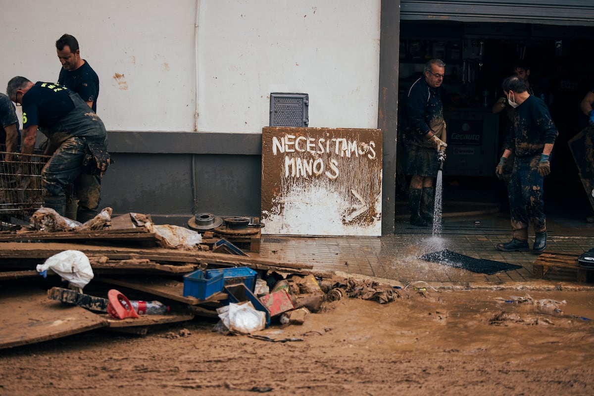 Day 6 in the heart of Spain’s flood-devastated area: Still dazed and angry, locals praise young volunteers