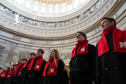 Coristas de la Universidad de Nebraska llegan antes de la toma de posesin de Trump en la rotonda del Capitolio de Estados Unidos.