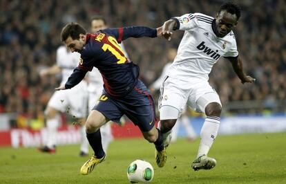 Mesis y Essien, en el partido de ida de semifinales de la Copa del Rey de 2013.