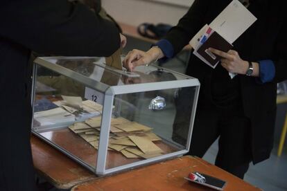 Urna electoral en la localidad francesa de Romainville.