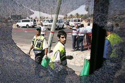 Miembros de los servicios de socorro israelíes, en la estación de autobuses de Beersheva tras el atentado.