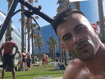 Alejandro Clavería, el lunes, haciendo deporte en la Barceloneta, donde fue grabado en un vídeo que se ha hecho viral.