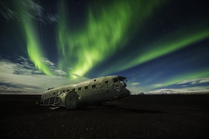 El 24 de noviembre de 1972, en plena Guerra Fría, un avión DC 9 de la Marina de Estados Unidos se vio obligado a hace un aterrizaje de emergencia en Sólheimasandur, una playa de arena volcánica al sur de Islandia, cerca de la famosa cascada de Skógafoss. Todos los tripulantes resultaron ilesos, pero. los restos del aparato permanecen semienterrados en el lugar donde cayó, como una inquietante imagen de tintes posapocalípticos. Se puede acceder al lugar siguiendo una pista que sale hacia la costa desde la Ring Road, la carretera que circunvala la isla.