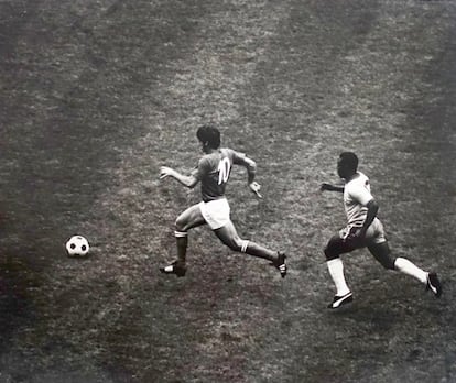 Mario Bertini y Pelé en una jugada de la final de la Copa del Mundo de fútbol disputada entre Italia y Brasil en el Estadio Azteca de México en 1970.