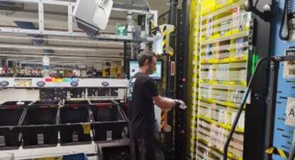 Un trabajador en una instalación logística.