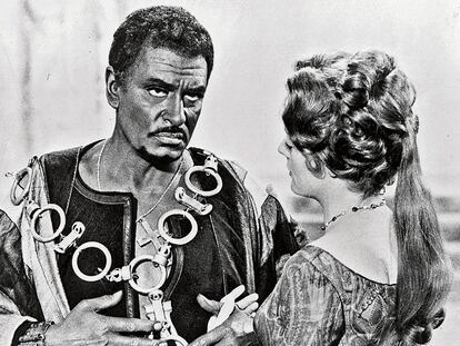 Laurence Olivier y Maggie Smith, en la versión cinematográfica de Otelo.