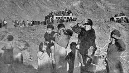 Huida de civiles, en febrero de 1937, hacia Almería tras la caída de Málaga. / NORMAN BETHUNE. LA HUELLA SOLIDARIA (CENTRO ANDALUZ DE LA FOTOGRAFÍA)