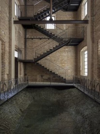 Interior del edificio en el que Cristina Iglesias realiza su intervención artística 'Tres Aguas'