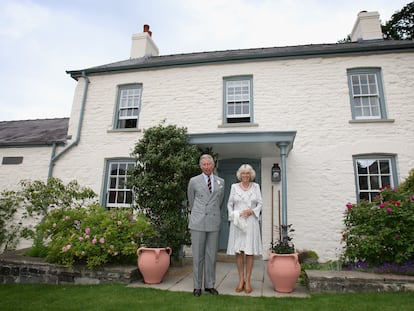 Carlos y Camila posan en Llwynywermod en una recepción en junio de 2009.