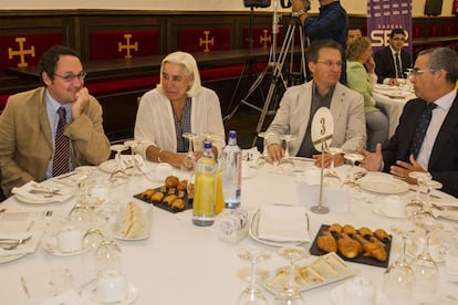 Otra mesa con participantes en el acto como el fiscal Álvaro García Ortiz y Xabier Vence (BNG).