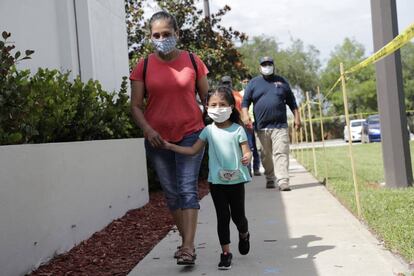 Flora García llega con su hija Krislaya al Departamento de Salud de Florida en el Condado de Collier para hacerse la prueba de Covid-19, el 8 de junio pasado.