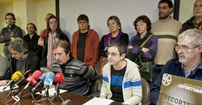 Un momento de la rueda de prensa de las centrales abertzales.