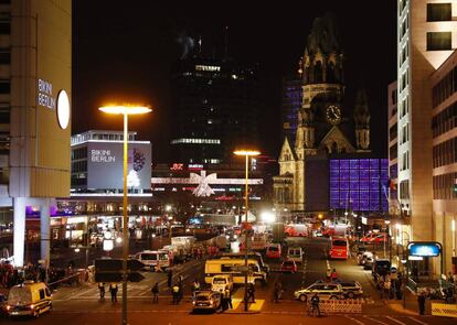 Vista general del lugar donde se estrelló el camión, en un mercadillo de Berlín