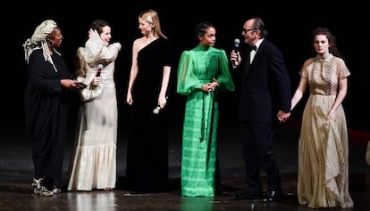 Whoopi Goldberg, Claire Foy, Mia Goth, Yara Shahidi, Paolo Roversi y Stella Roversi en la presentación del calendario Pirelli 2020 en Verona.