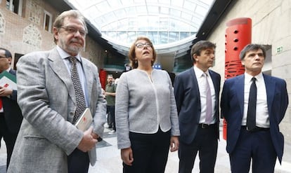 Juan Luis Cebrian, presidente de PRISA, Carmen Martinez, secretaria de estado de Comunicacion y el rector de la complutense, Carlos Andradas, en la inauguraci&oacute;n del Curso sobre Propiedad Intelectual en la universidad de verano de la UCM.