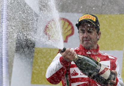 Fernando Alonso, que partió noveno y concluyó segundo, celebra su éxito en el podio.