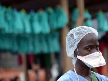 Trabajador sanitario del Elwa 3, hospital de Módicos sin Fronteras en Monrovia para tratar a enfermos de ébola.
