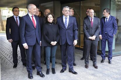 Soraya Sáenz de Santamaría y Josu Erkoreka asisten este lunes a la jura de Javier de Andrés como delegado del Gobierno (en el centro).