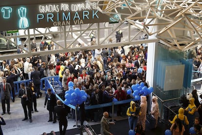 La entrada del Primark de la Gran Vía de Madrid, el día de su inauguración, en octubre de 2015. 