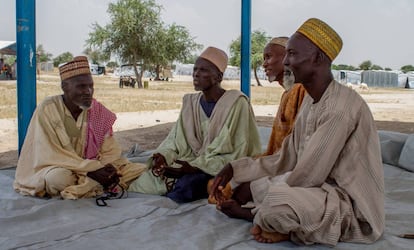 Campo de refugiados de Sayam Forage. Moustapha, Halhaishi, Maidougou y Mallam son cuatro ancianos nigerianos que huyeron de Boko Haram y que hoy charlan sobre las estrecheces que han pasado.