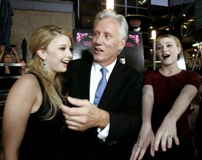 James Woods, en la presentación de la película 'Dulce persuasión' (2005) con las actrices Elisabeth Harnois (izq.) y Evan Rachel Wood.