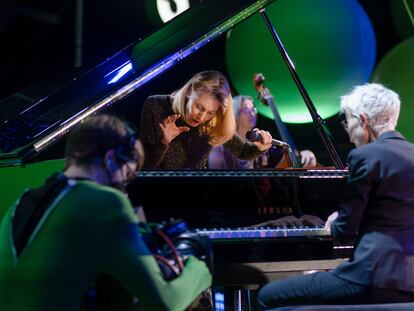 La pianista de jazz Myra Melford, en un trío junto a Joëlle Léandre (bajo) y Lauren Newton (voz), en mayo de 2021 en Moers (Alemania).