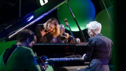 La pianista de jazz Myra Melford, en un trío junto a Joëlle Léandre (bajo) y Lauren Newton (voz), en mayo de 2021 en Moers (Alemania).