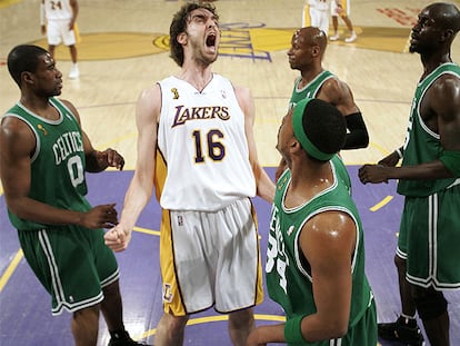 Pau Gasol en un partido de los Lakers contra los Celtics en 2009.