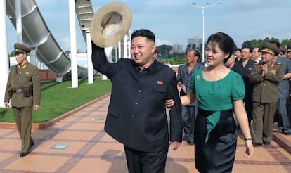 El líder norcoreano, Kim Jong-un, y su esposa, Ri Sol-hu, en la inauguración en julio de 2012 de un parque de atracciones en Pyongyang.