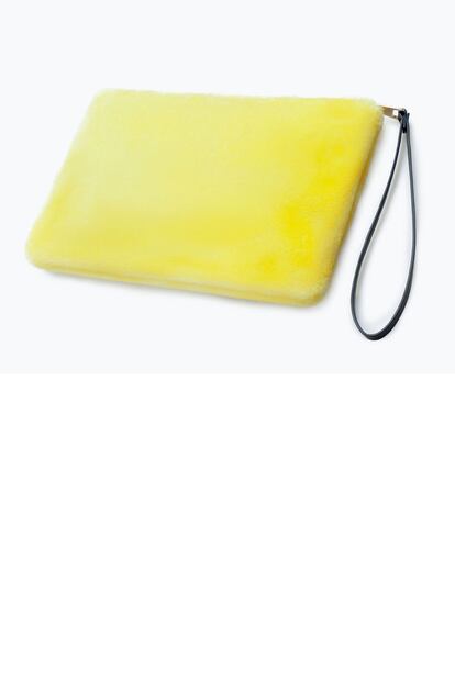 Clutch amarillo limón de Zara (19,95 euros).