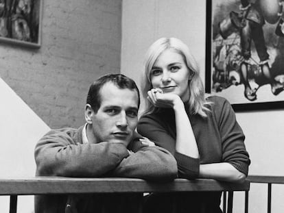 Paul Newman y Joanne Woodward en su hogar en Greenwich Village, Nueva York, en 1961.