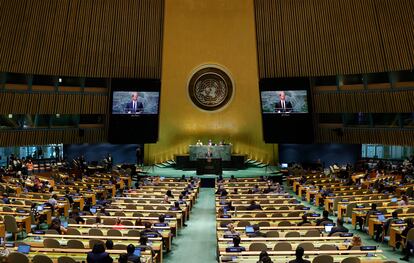 New York (United States), 18/07/2022.- Britain's Prince Harry, Duke of Sussex (rear C) addresses the United Nation General Assembly for the 2020 UN Nelson Mandela Prize at the United Nations (UN) headquarters in New York, New York, USA, 18 July 2022. Nelson Mandela International Day is observed on 18 July every year. (Reino Unido, Estados Unidos, Nueva York) EFE/EPA/JASON SZENES
