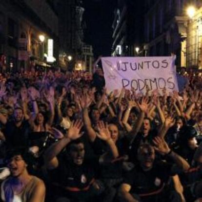 Un grupo de trabajadores de la Administración y del sector público que estaban concentrados en simbólica acampada en la plaza de Neptuno de Madrid cortan el tráfico del Paseo del Prado en dirección sur el 15 de julio de 2012.