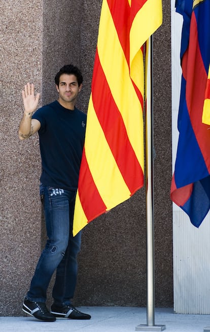 Cesc llega al Camp Nou para firmar su contrato.