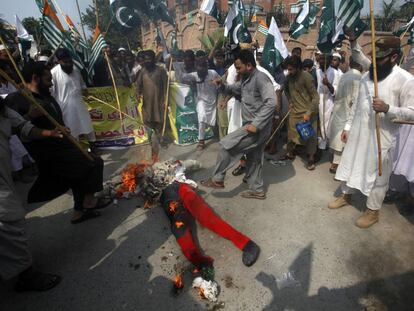 Manifestación en Pakistán contra la intervención militar de India en la región de Cachemira.