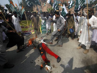 Manifestación en Pakistán contra la intervención militar de India en la región de Cachemira.