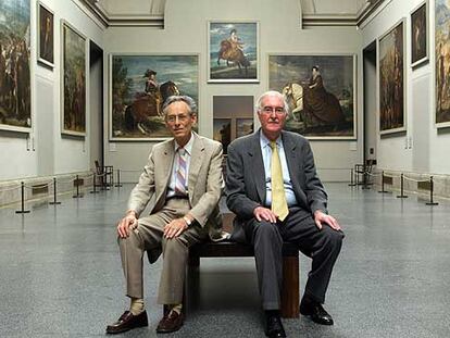 John Elliott (a la izquierda) y Jonathan Brown, ayer en la sala del Museo del Prado que recrea el Salón de Reinos del Palacio del Buen Retiro.